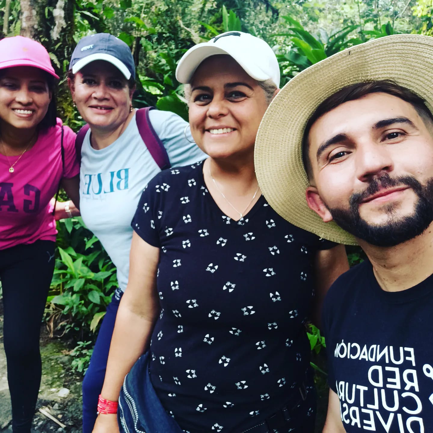 Voluntarios acompañando actividades comunitarias